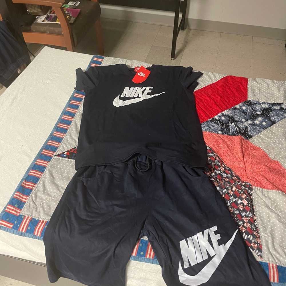 Nike shorts and shirt, choose color - Picture 1 of 3